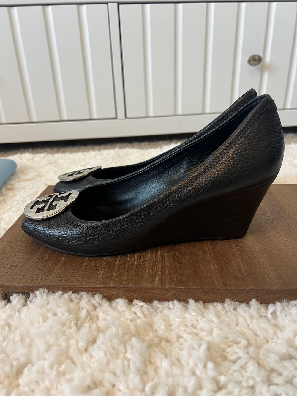 Tory Burch Sally Wedge Peep Toe 8m Black
Pebbled Leather Pump - Picture 3 of 6